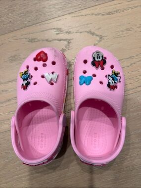 CROCS Kids Pink Clogs with Minnie Mouse C9